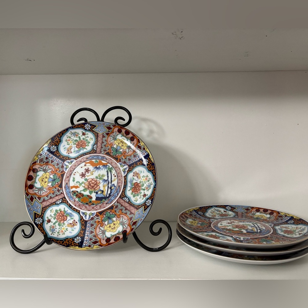 Set of four vintage Japanese Imari ware porcelain 10 1/2 inch plates